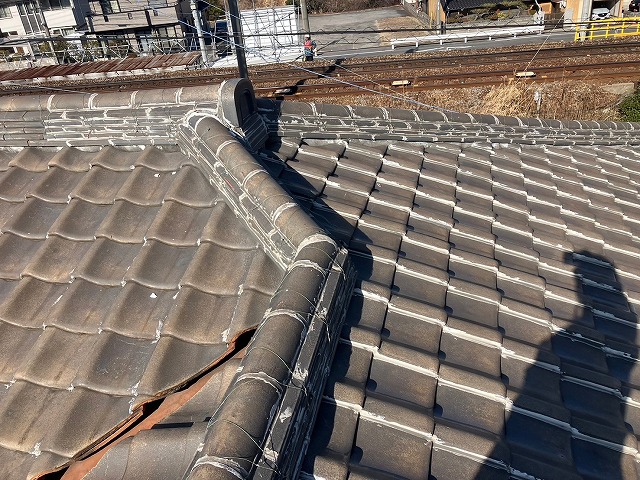 雨漏りが放置された和型瓦の屋根